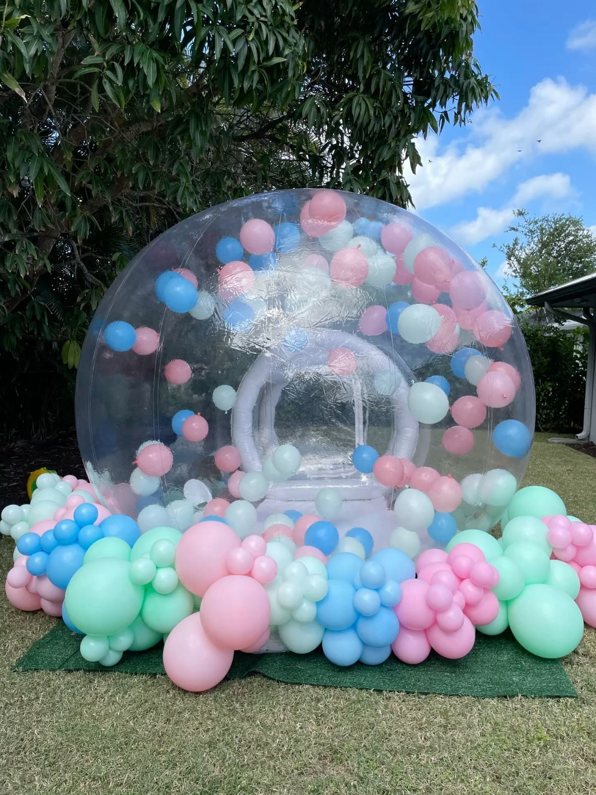 Balonu māja piepūšamā atrakcija noma