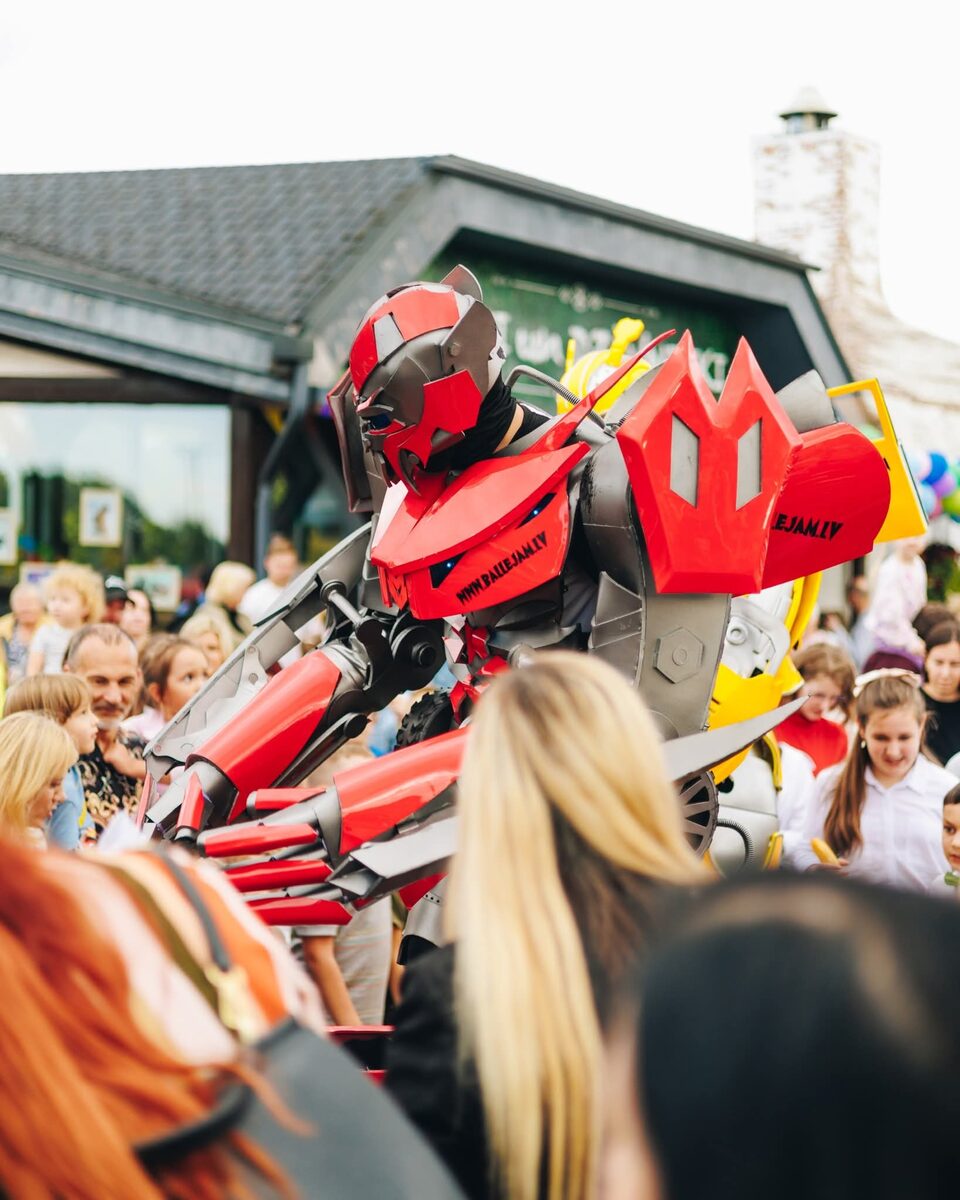 Sarkanais robots transformers bērnu pasākumā