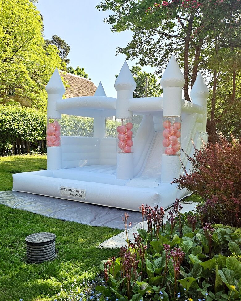 Baltā pils ar lielu bumbu baseinu