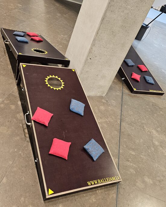 Cornhole dārza spēle