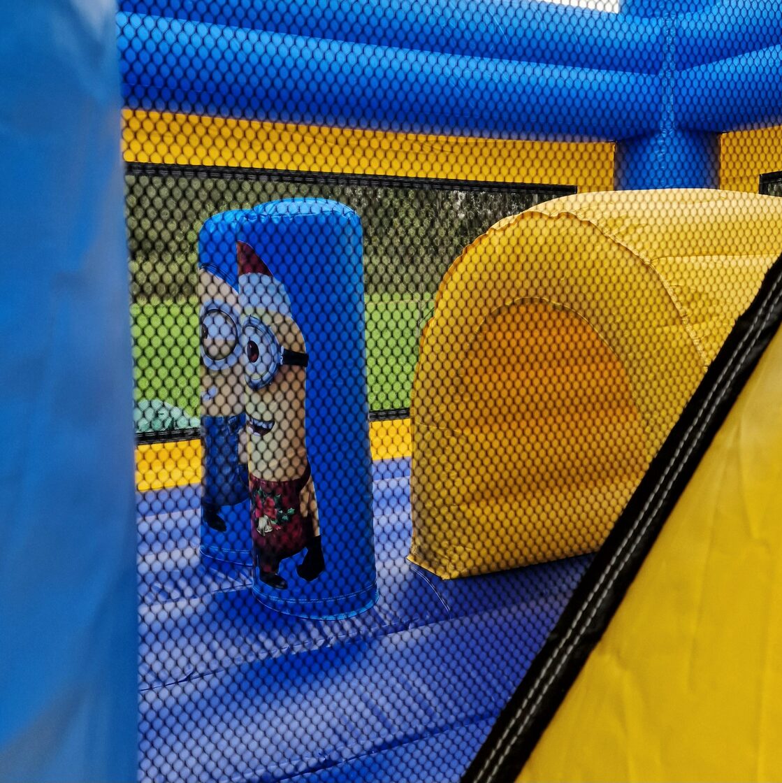 Minionu piepūšamā atrakcija ar slidkalniņu un batutu