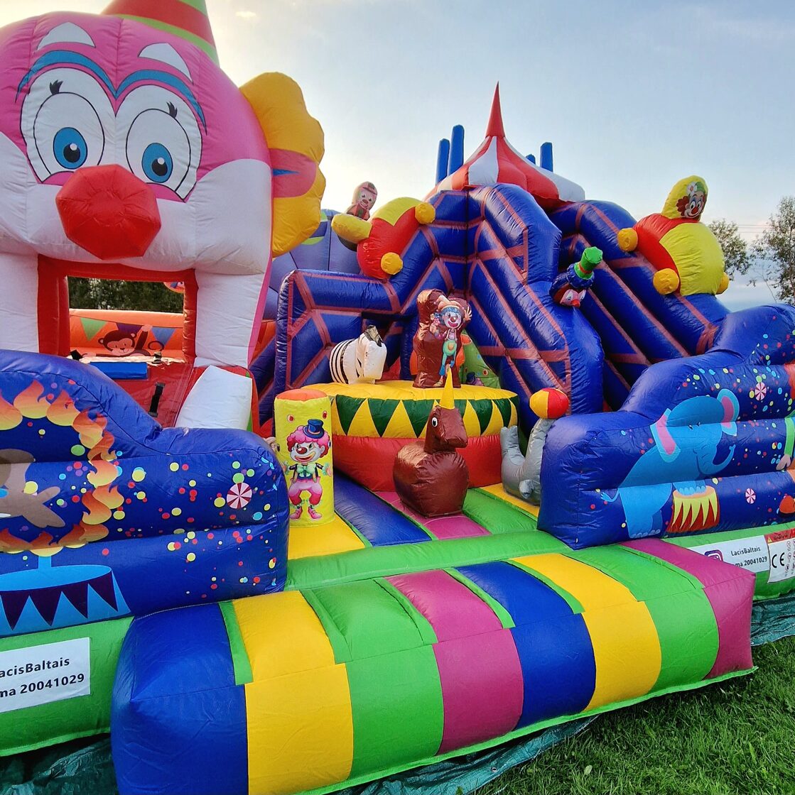 Cirka piepūšamā atrakcija ar slidkalniņiem un šķēršļiem