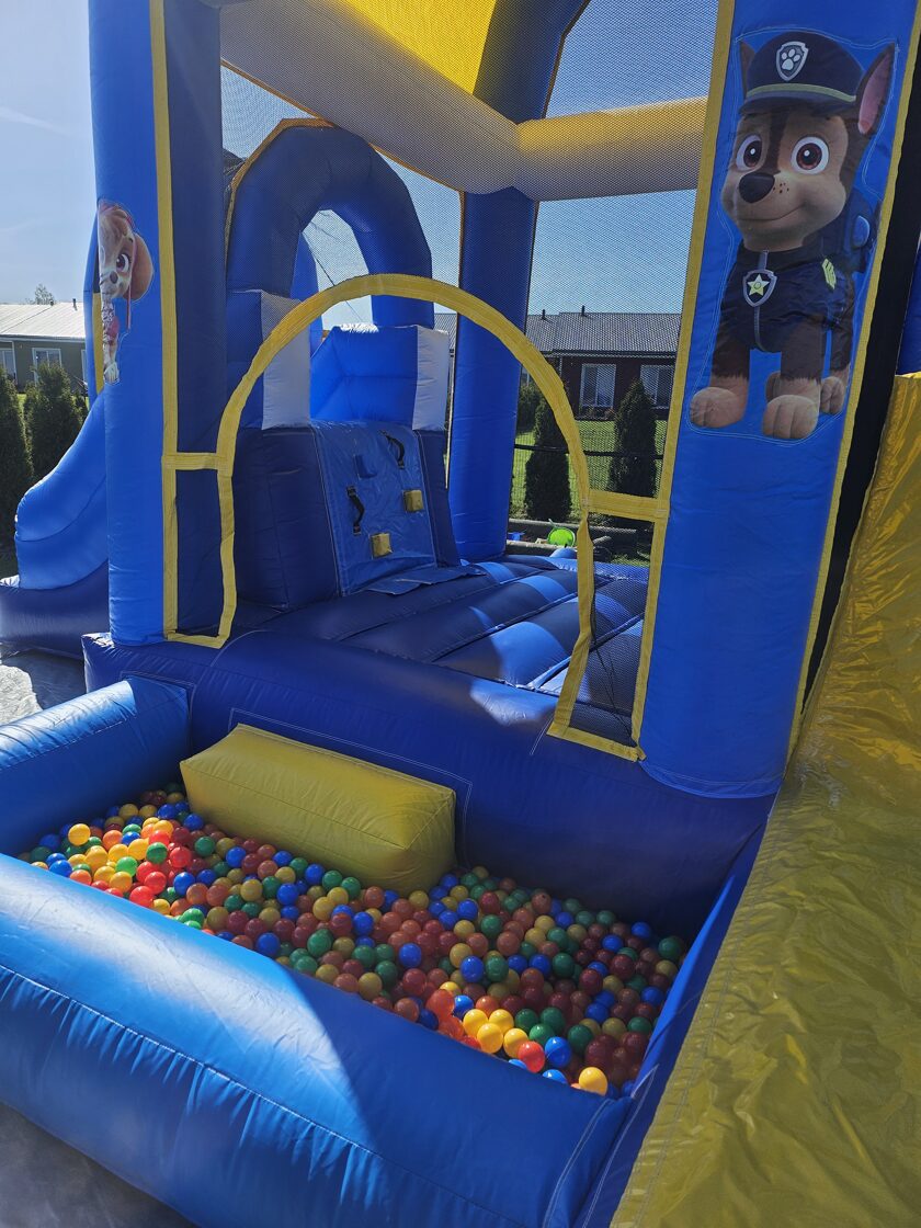 Ķepu Patruļas piepūšamā atrakcija ar lēkāšanas zonu un slidkalniņu