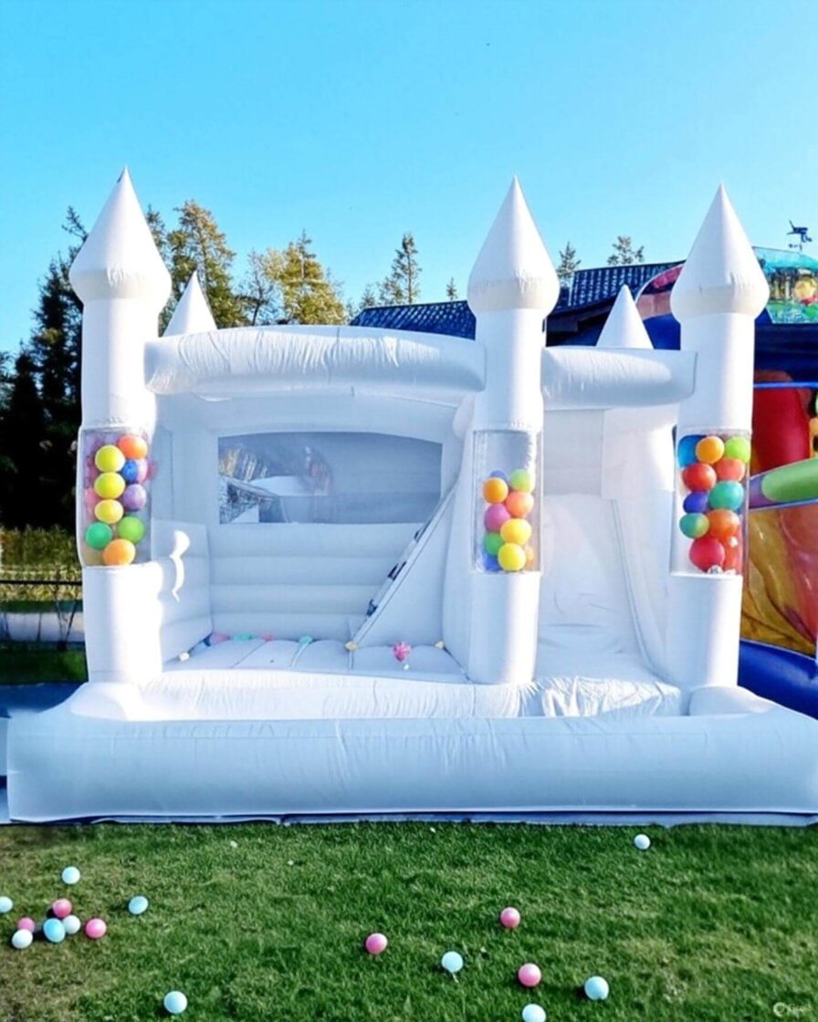 Baltā pils ar bumbu baseinu bērnu pasākumam