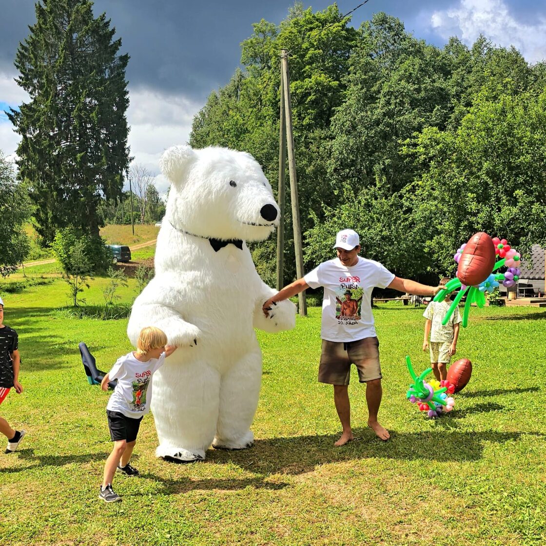 baltais lācis dzimšanas dienā