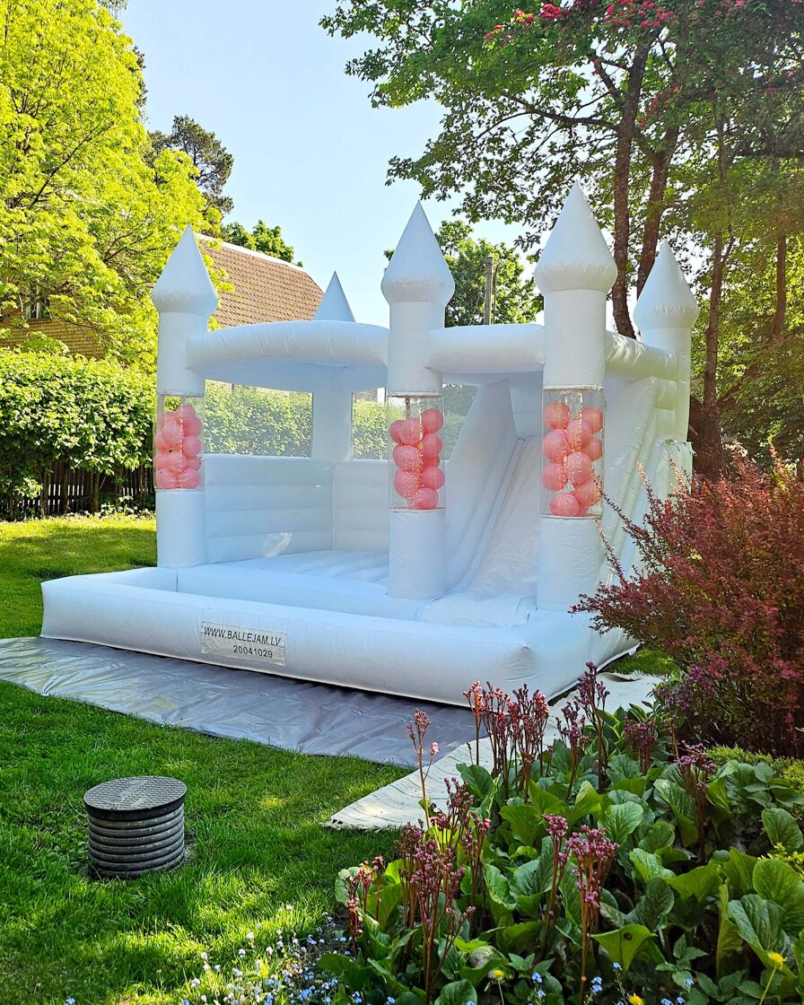Baltā pils piepūšamā atrakcija bērnu ballītēm Rīgā