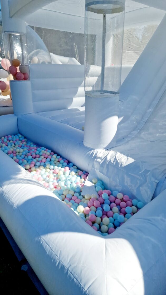 Baltā pils piepūšamā atrakcija svinībām