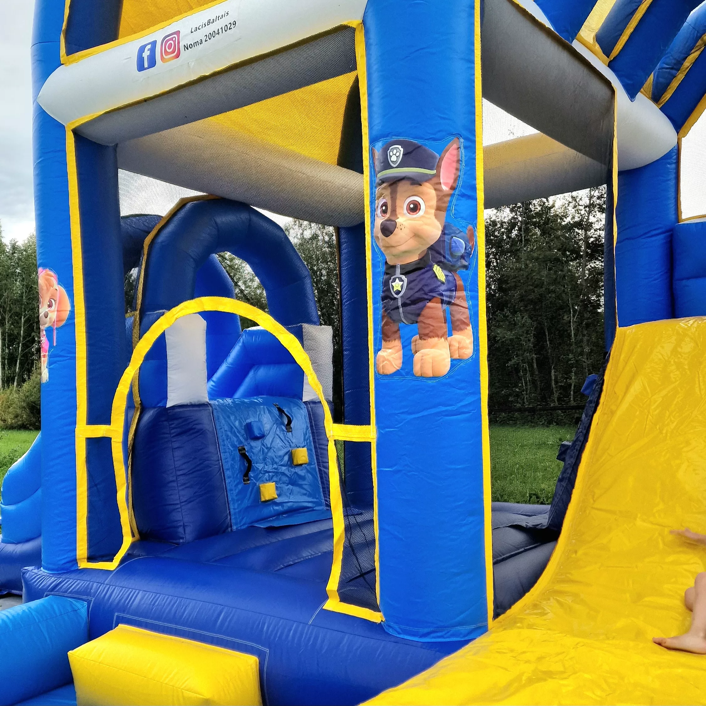 Ķepu Patruļas piepūšamā atrakcija ar lēkāšanas zonu un slidkalniņu