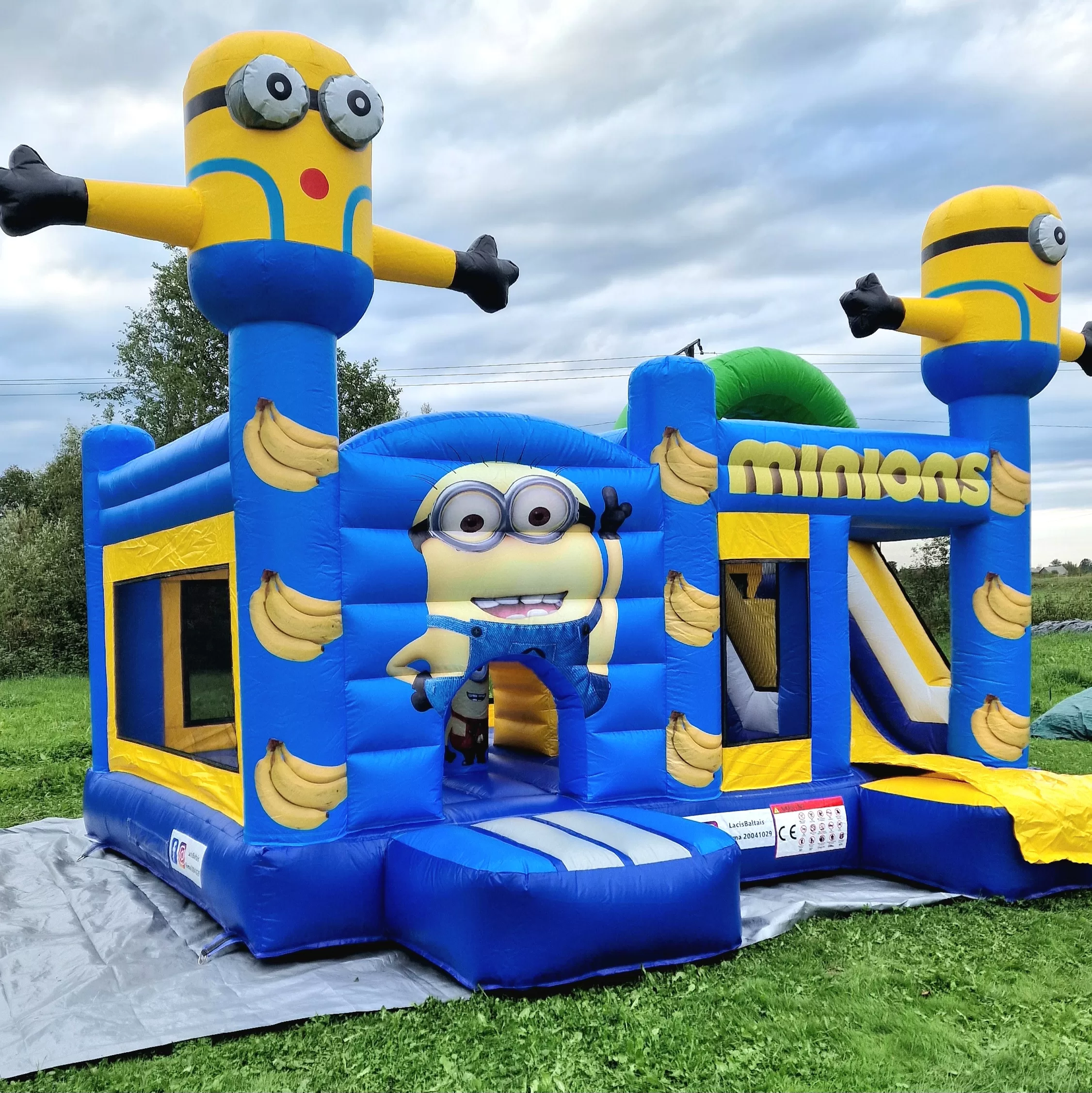 Minioni piepūšamā atrakcija bērnu ballītēm Rīgā